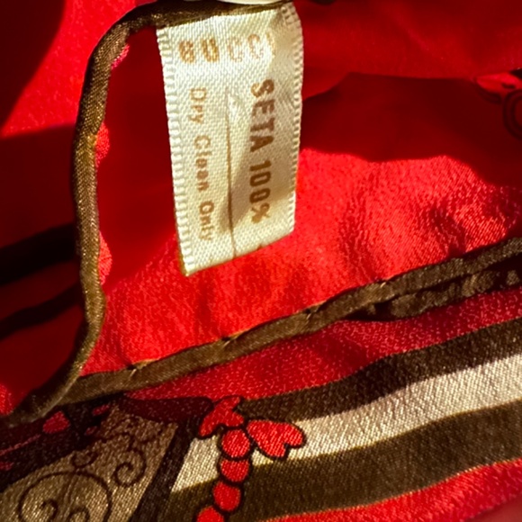 VINTAGE GUCCI | RED SILK  PRINT SCARF - Picture 4 of 4
